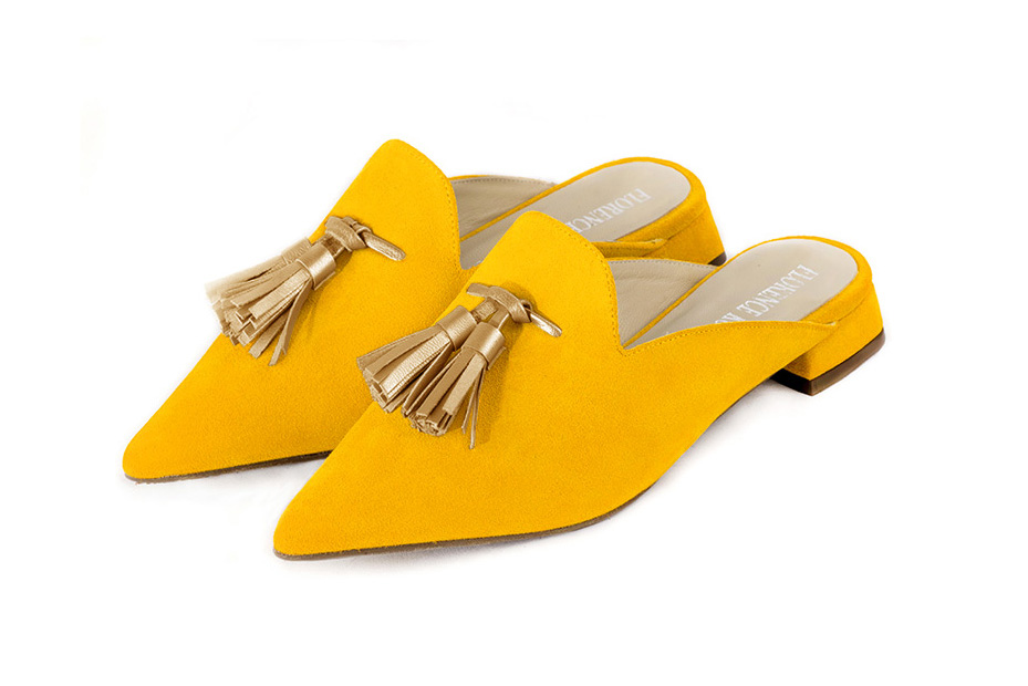 Mules mocassin élégantes et raffinées, coloris jaune soleil et or doré. Bout pointu. Plat. Talon évasé. Cérémonie, soirée, cocktail, évènementiel. Personnalisation : Choix des cuirs, 
                des couleurs et des talons. Petites et grandes pointures. - Florence KOOIJMAN